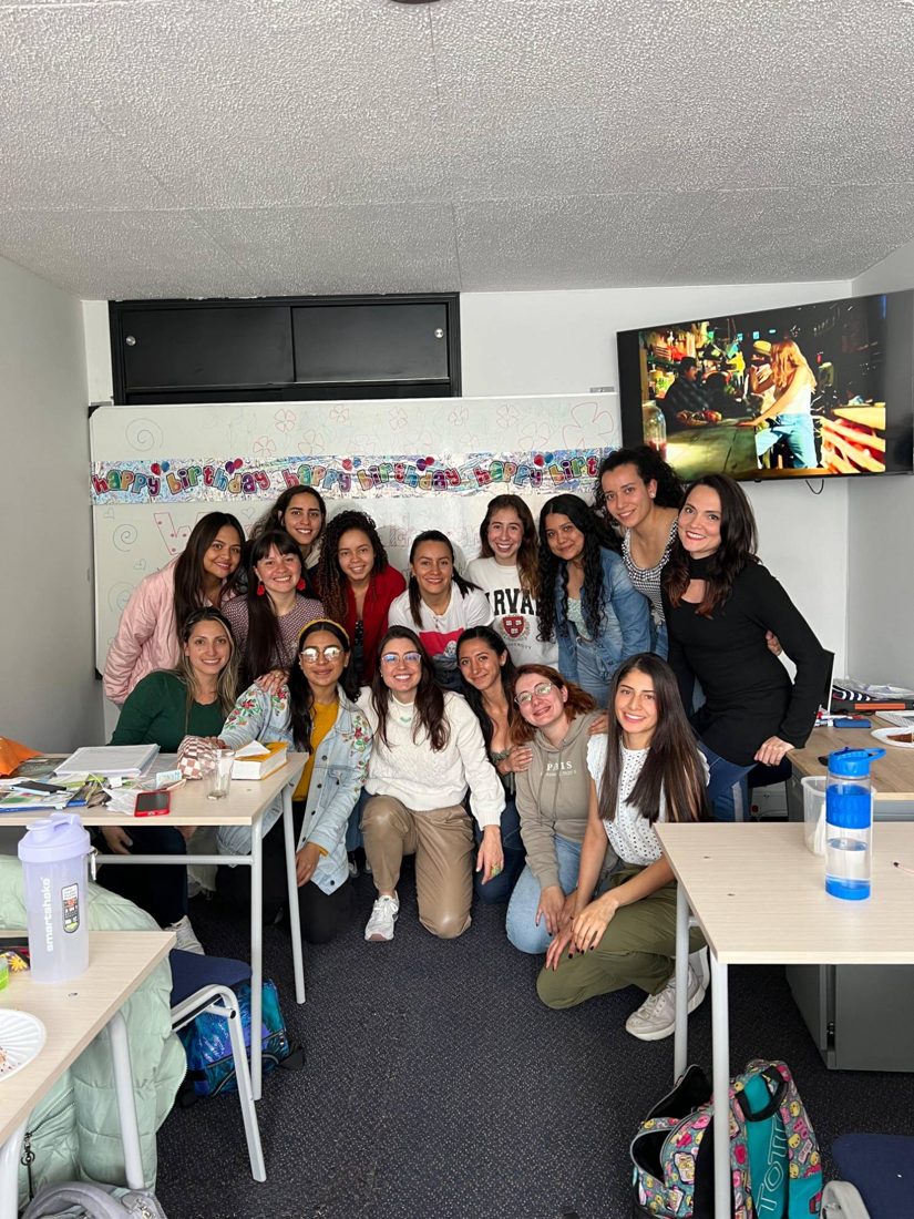 Grupo de alumnos con Sara en el salón de clase