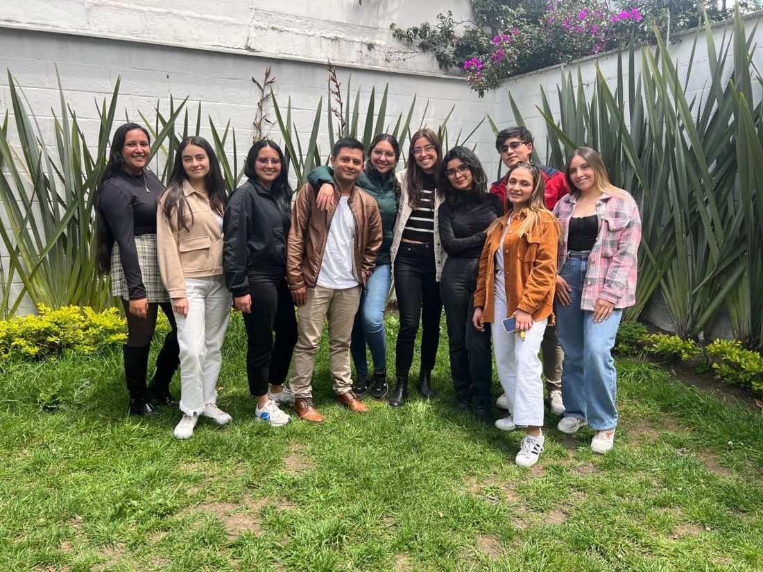 Grupo de alumnos de Sara en un jardín