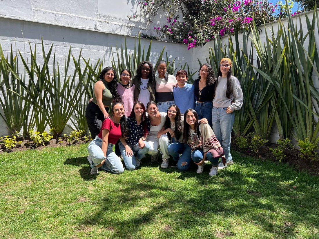 Otro grupo de alumnos de Sara, sonriendo en un jardín