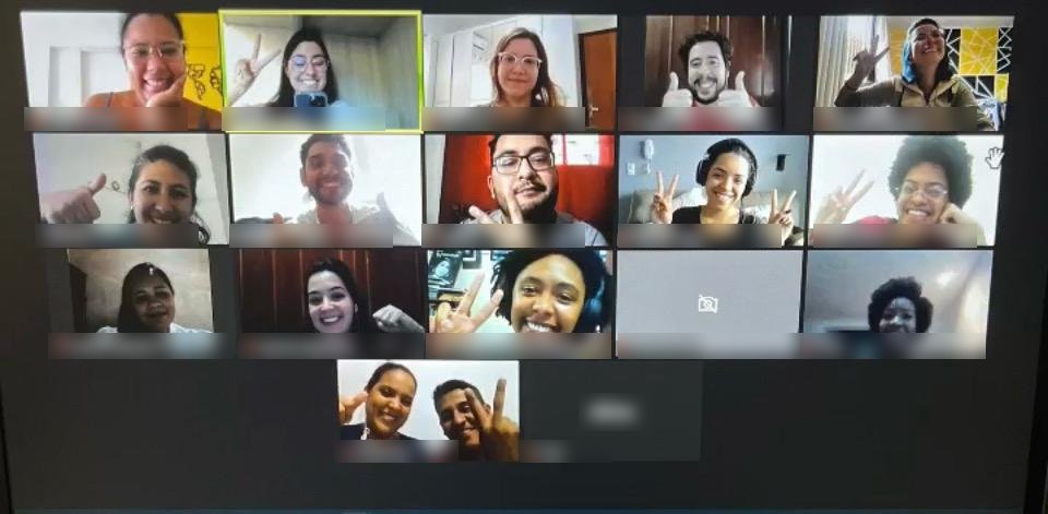 Clase en línea por Zoom: alumnos sonriendo y saludando a la cámara